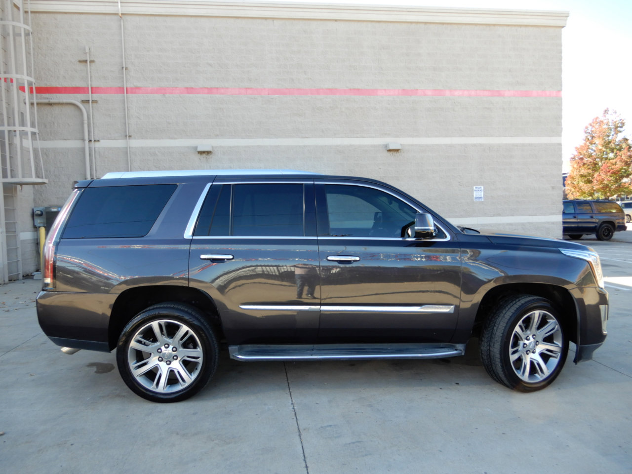 Used 2016 Cadillac Escalade Luxury image 4