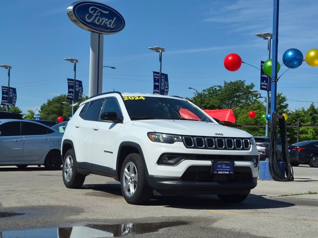 Used 2024 Jeep Compass Latitude AWD/4WD image 2
