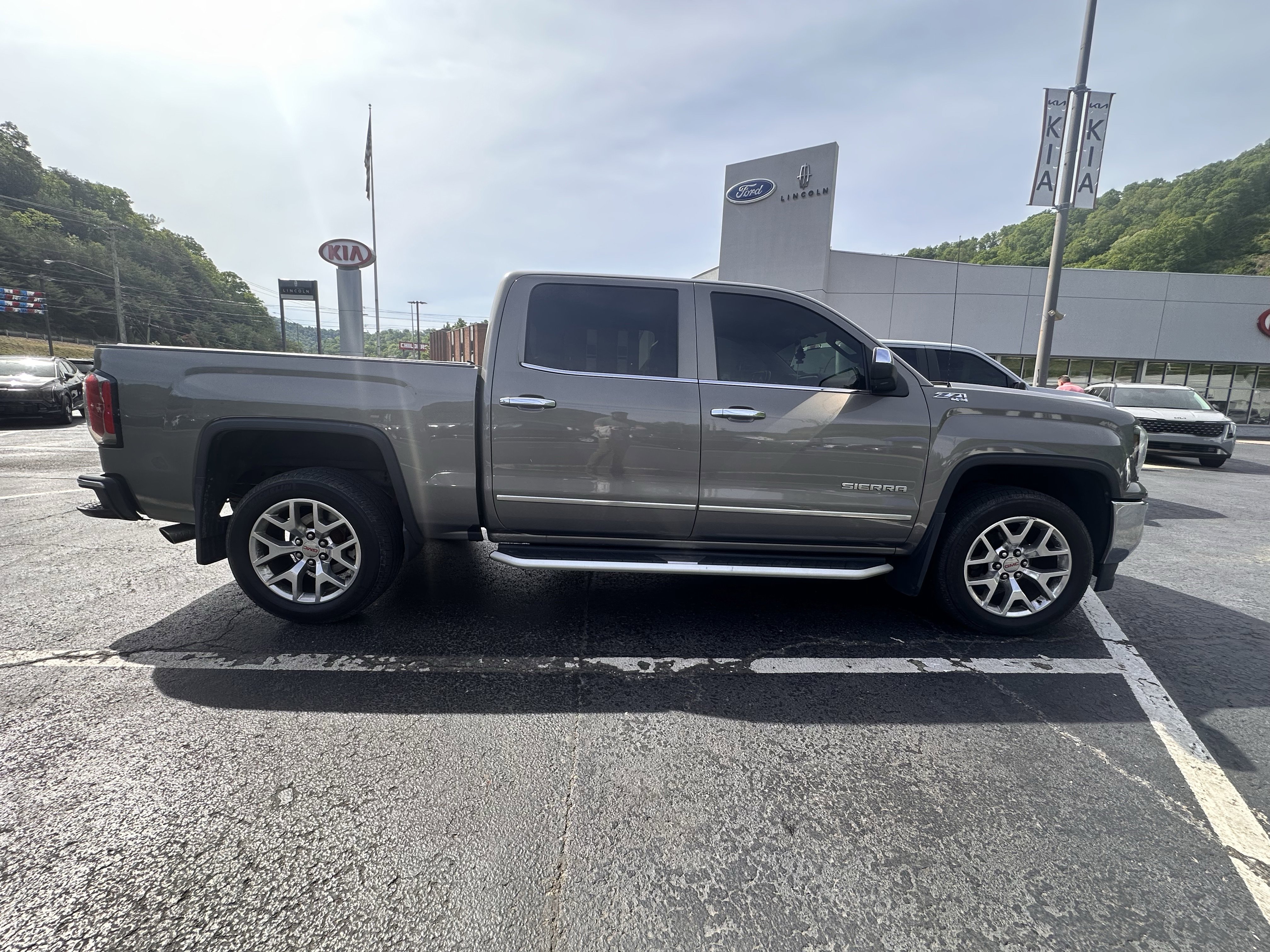 Used 2017 GMC Sierra 1500 SLT w/ SLT Premium Package AWD/4WD image 7