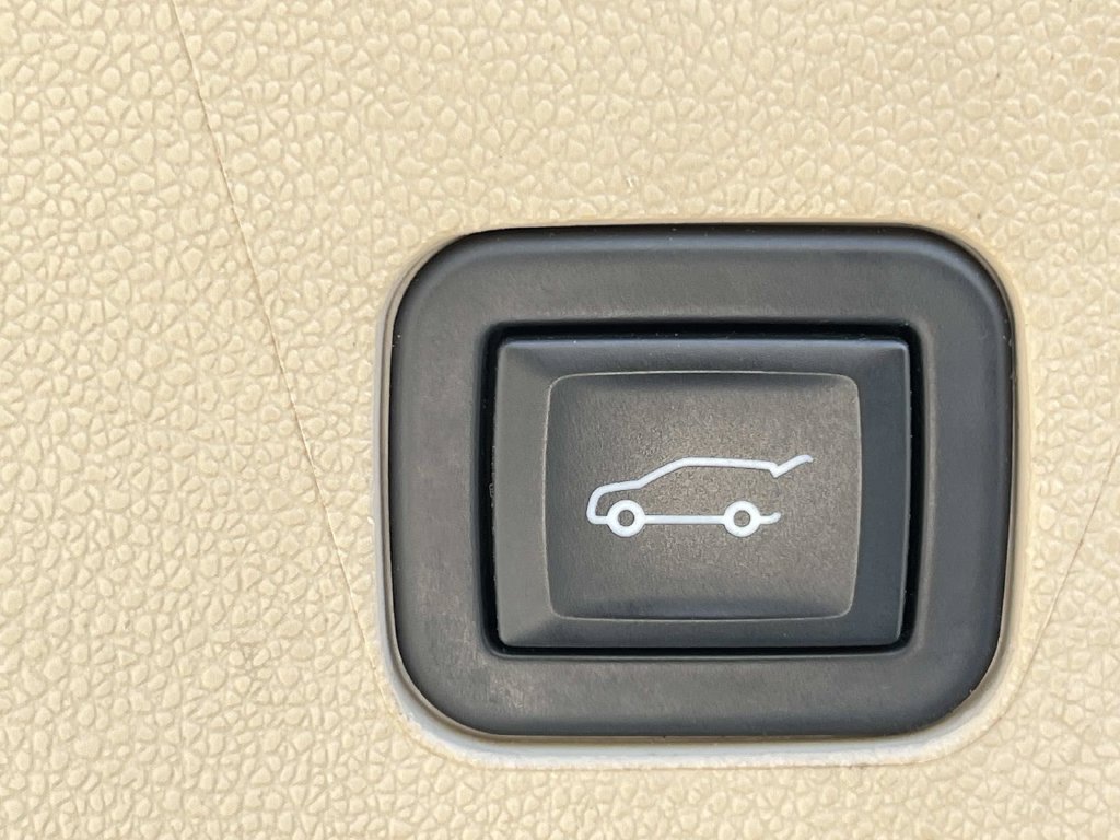 Used 2023 Cadillac Escalade Premium Luxury w/ Performance Package AWD/4WD image 26