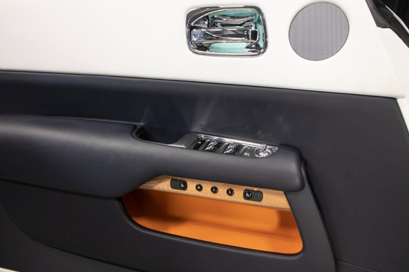 Used 2020 Rolls-Royce Dawn RWD image 38