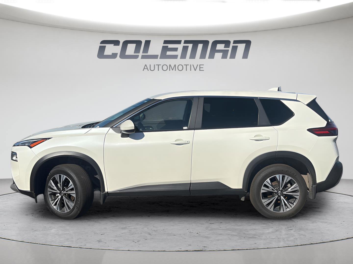 Used 2023 Nissan Rogue SV image 3