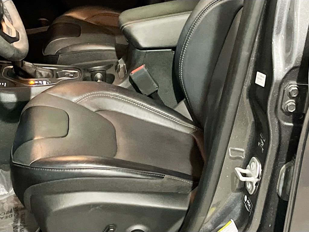 Used 2022 Jeep Cherokee Latitude Lux w/ Mopar Interior Package AWD/4WD image 19