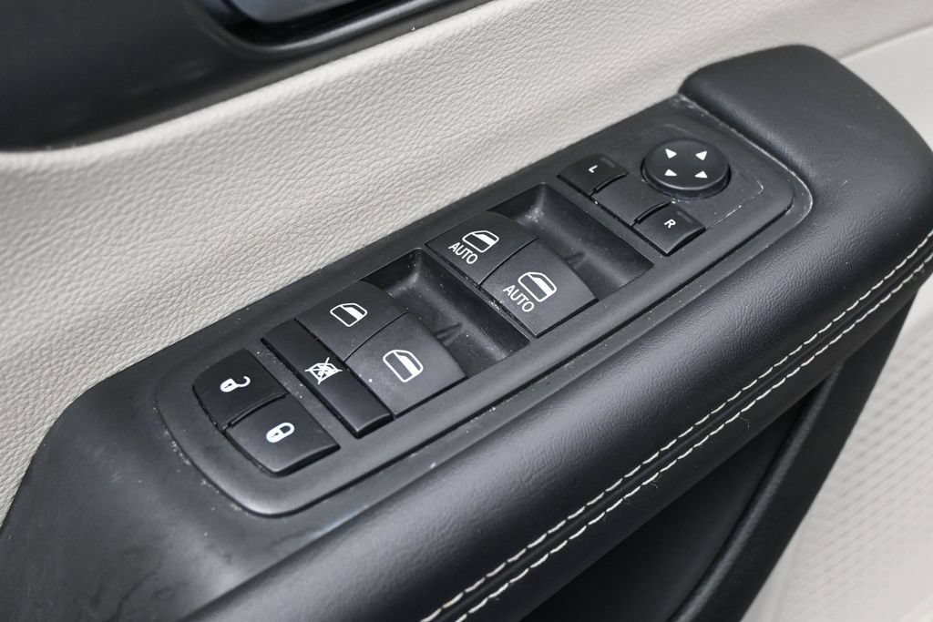 Used 2023 Chrysler Pacifica Touring-L FWD image 14