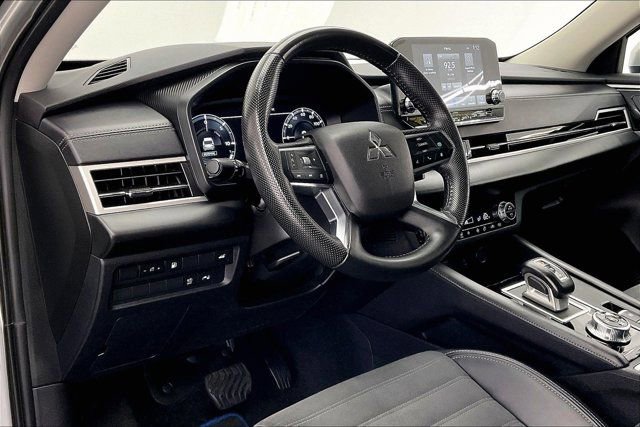 Used 2023 Mitsubishi Outlander SE AWD/4WD image 14