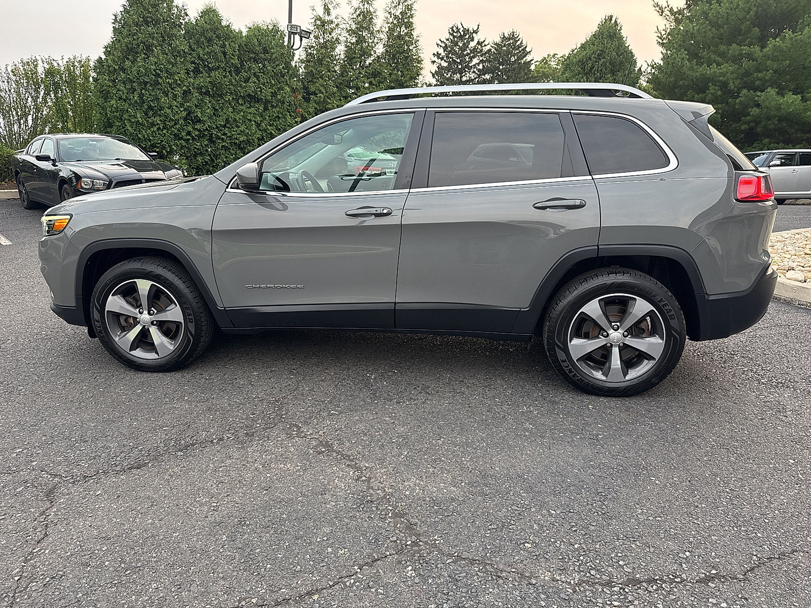 Used 2019 Jeep Cherokee Limited w/ Trailer Tow Group AWD/4WD image 12