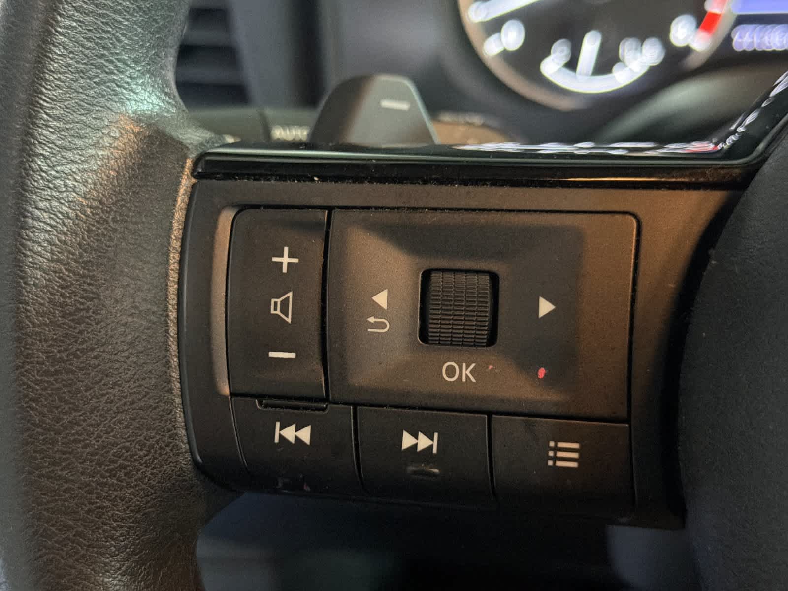 Used 2022 Nissan Rogue SV FWD image 25