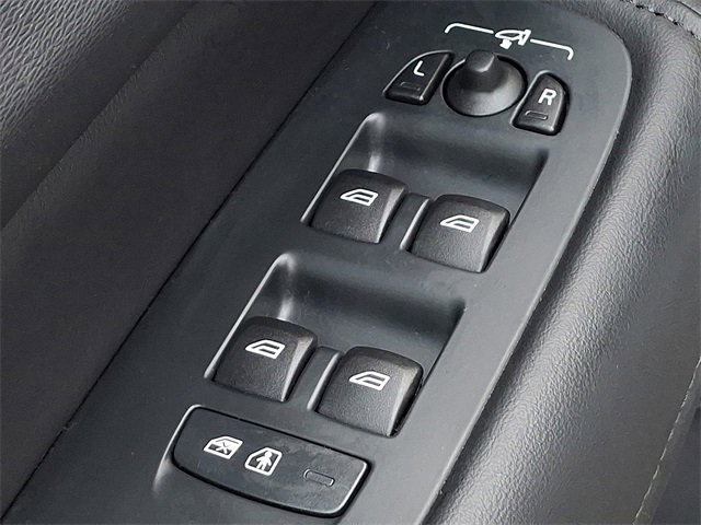 Certified 2025 Volvo XC60 B5 Plus image 24
