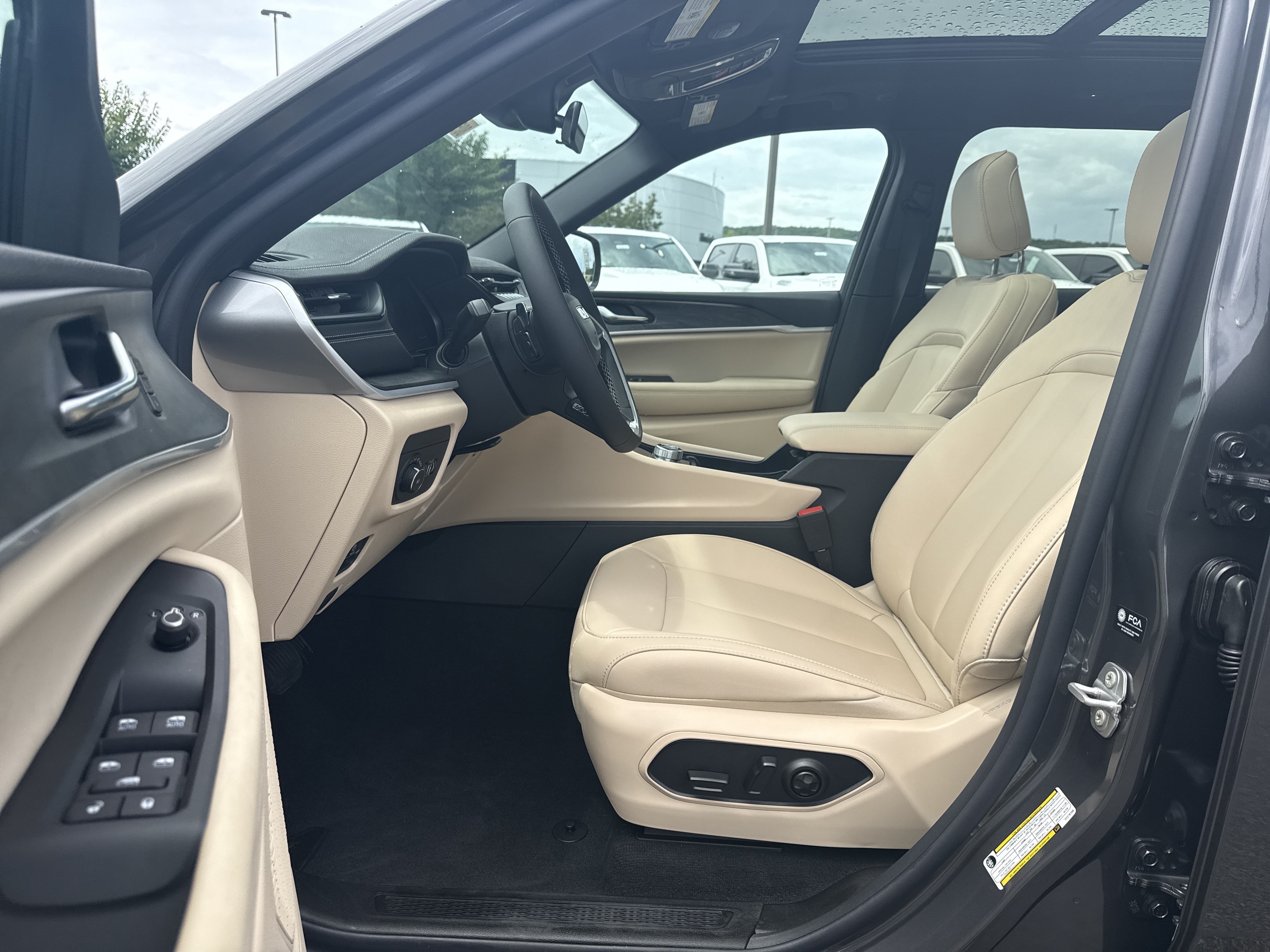 New 2026 Jeep Grand Cherokee Limited RWD image 9