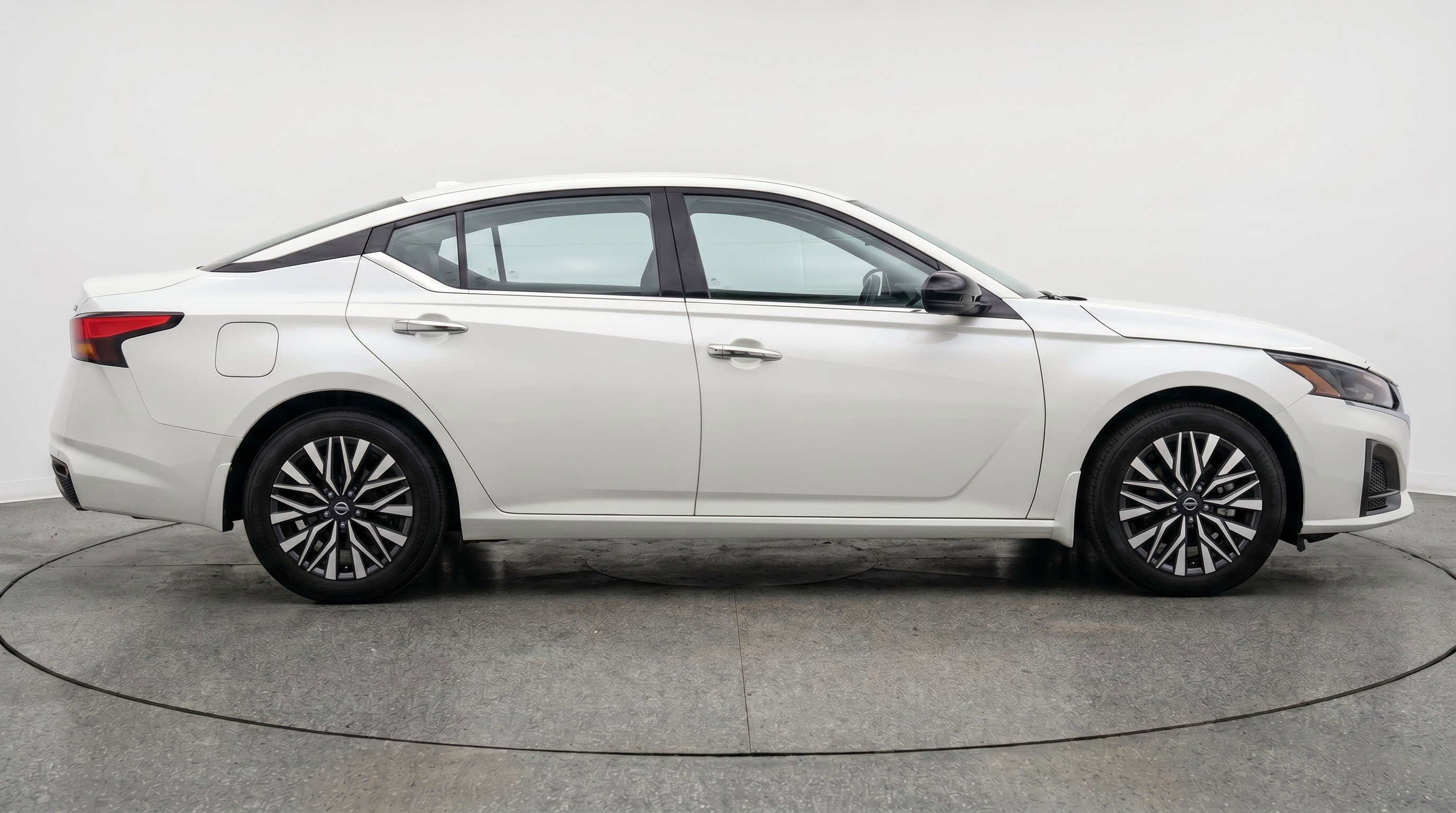 Used 2025 Nissan Altima 2.5 SV FWD image 11