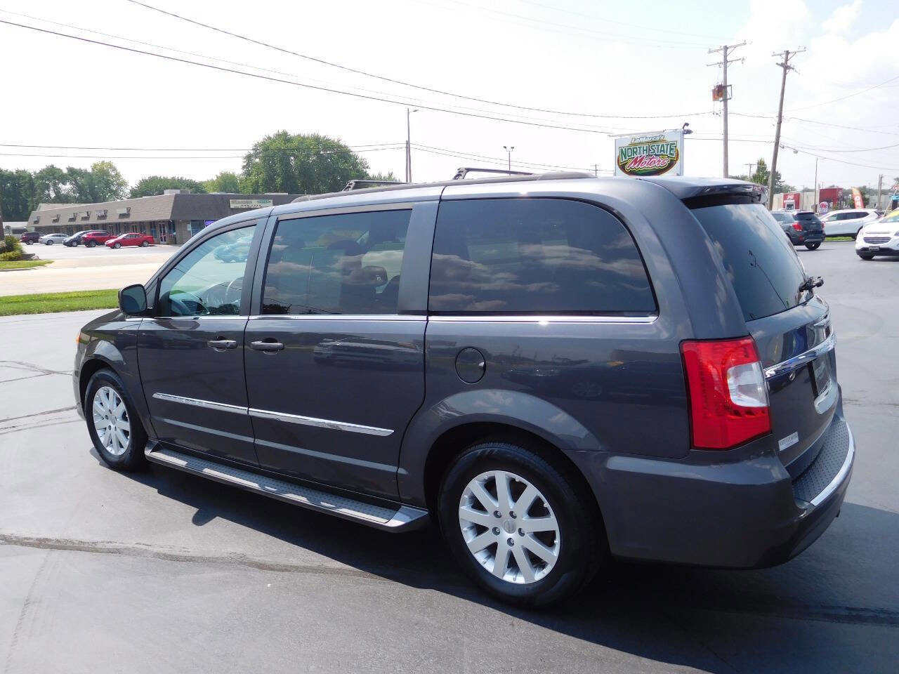 Used 2016 Chrysler Town & Country Touring image 3