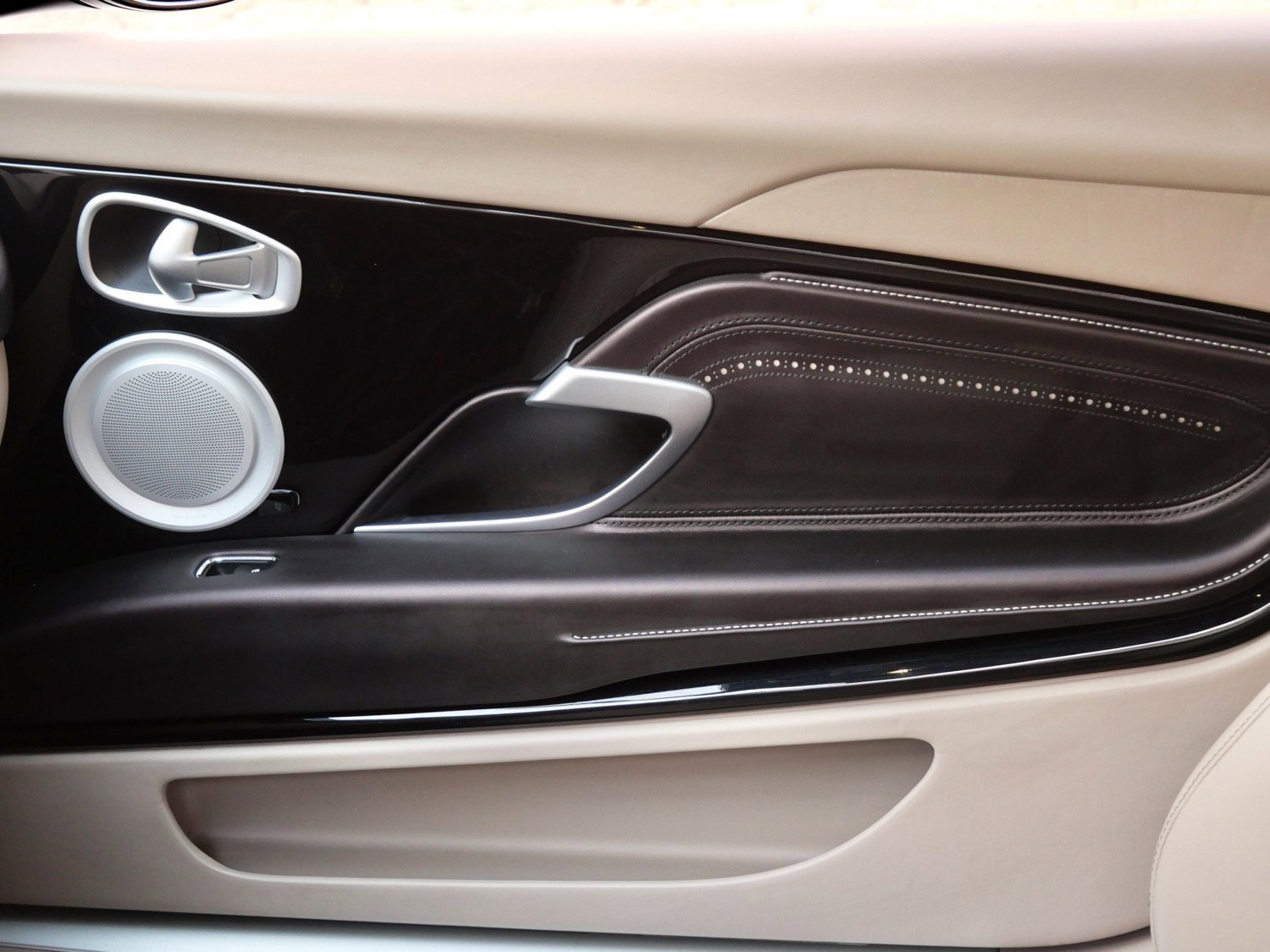 Used 2023 Aston Martin DB11 Coupe image 14