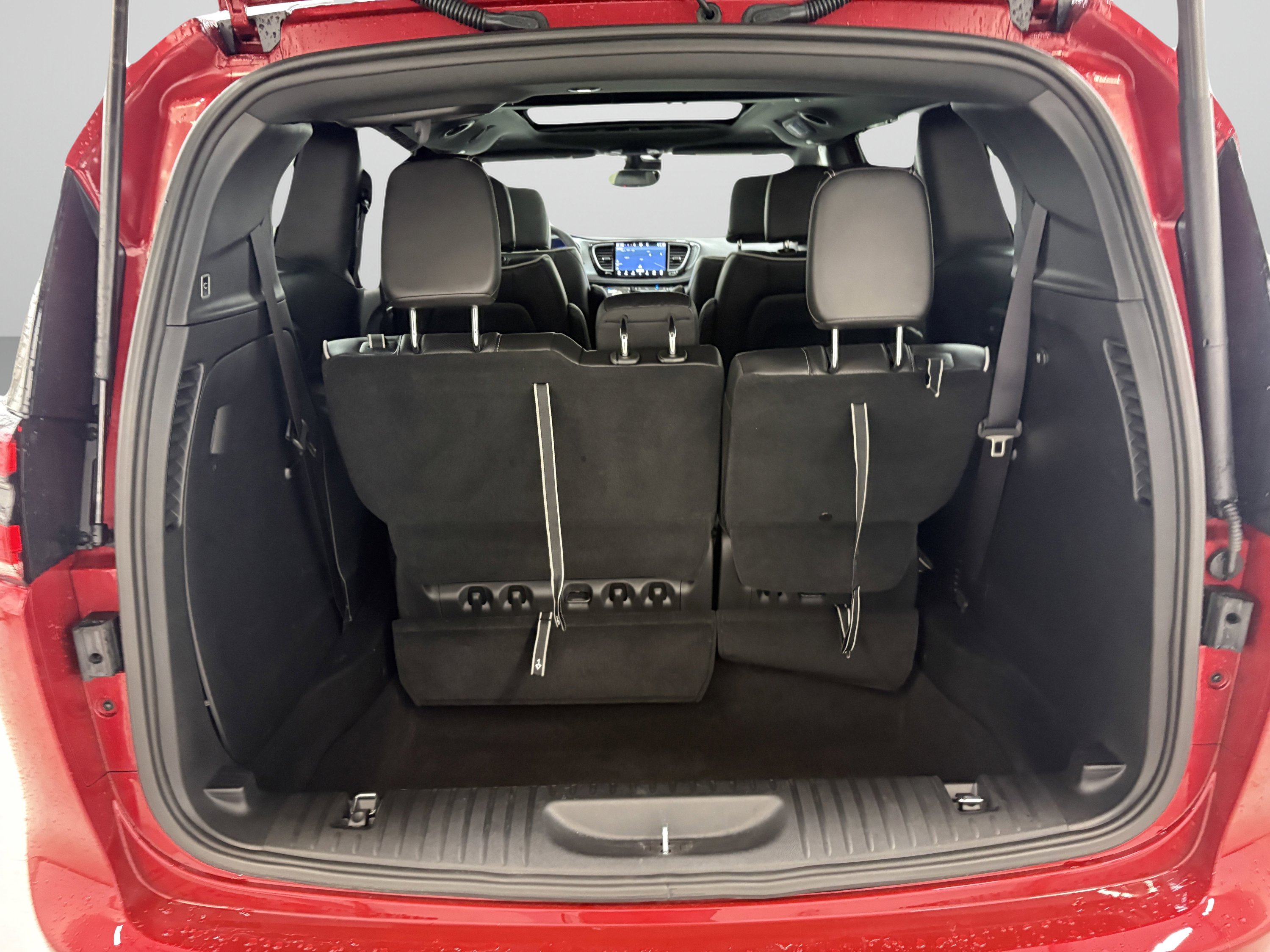 Used 2025 Chrysler Pacifica Limited image 9