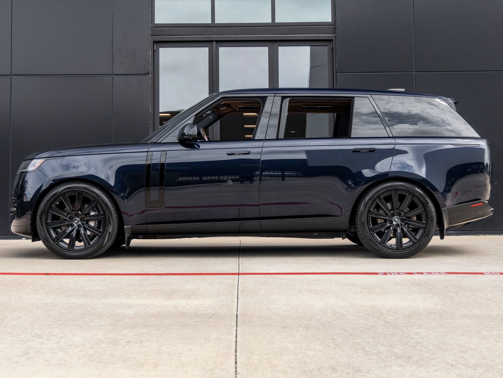 Used 2023 Land Rover Range Rover Long Wheelbase SE AWD/4WD image 9