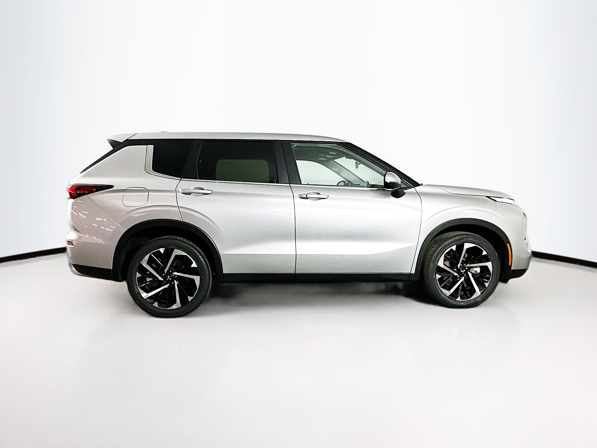 Used 2024 Mitsubishi Outlander SE image 10