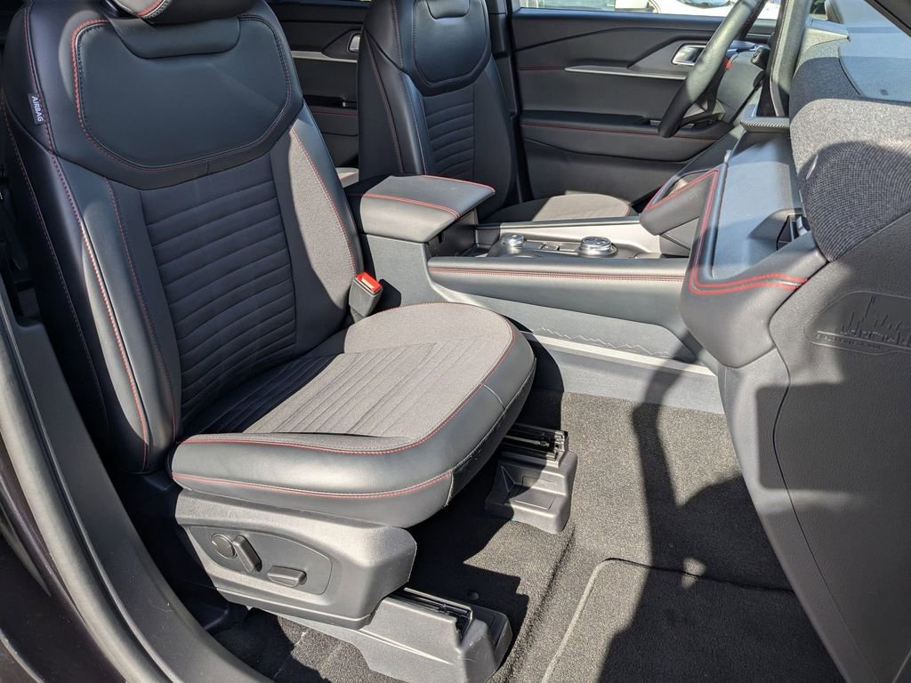 Used 2025 Ford Explorer ST-Line w/ ST-Line Street Pack AWD/4WD image 35