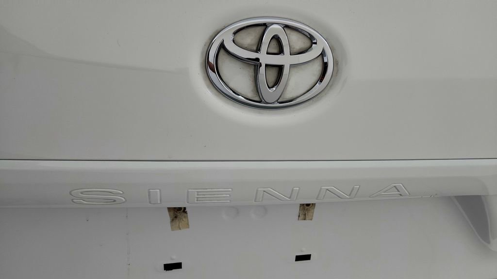 Used 2020 Toyota Sienna LE w/ LE Preferred Package FWD image 13