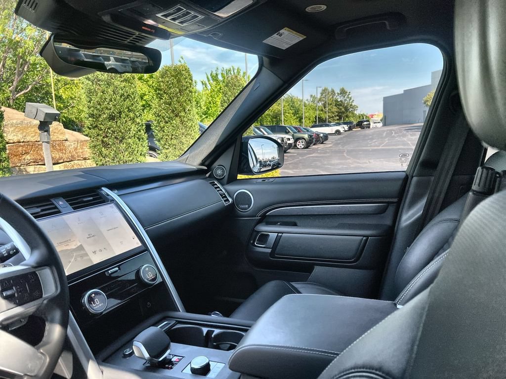Certified 2025 Land Rover Discovery Metropolitan Edition AWD/4WD image 13