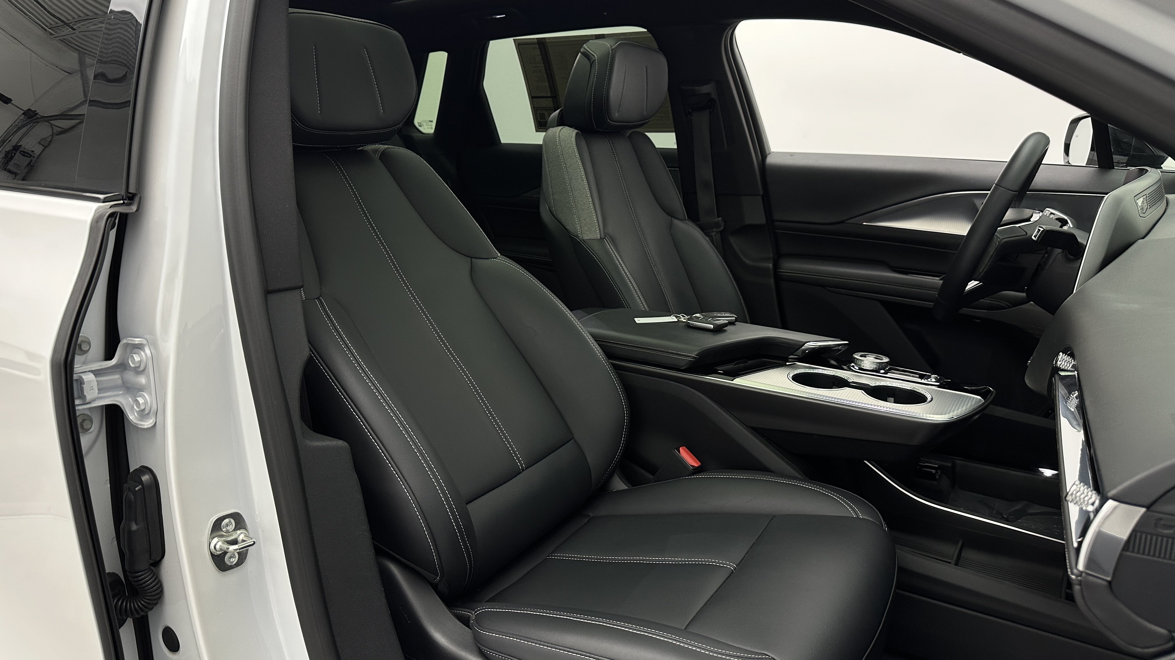 Used 2024 Cadillac Lyriq Tech RWD image 39