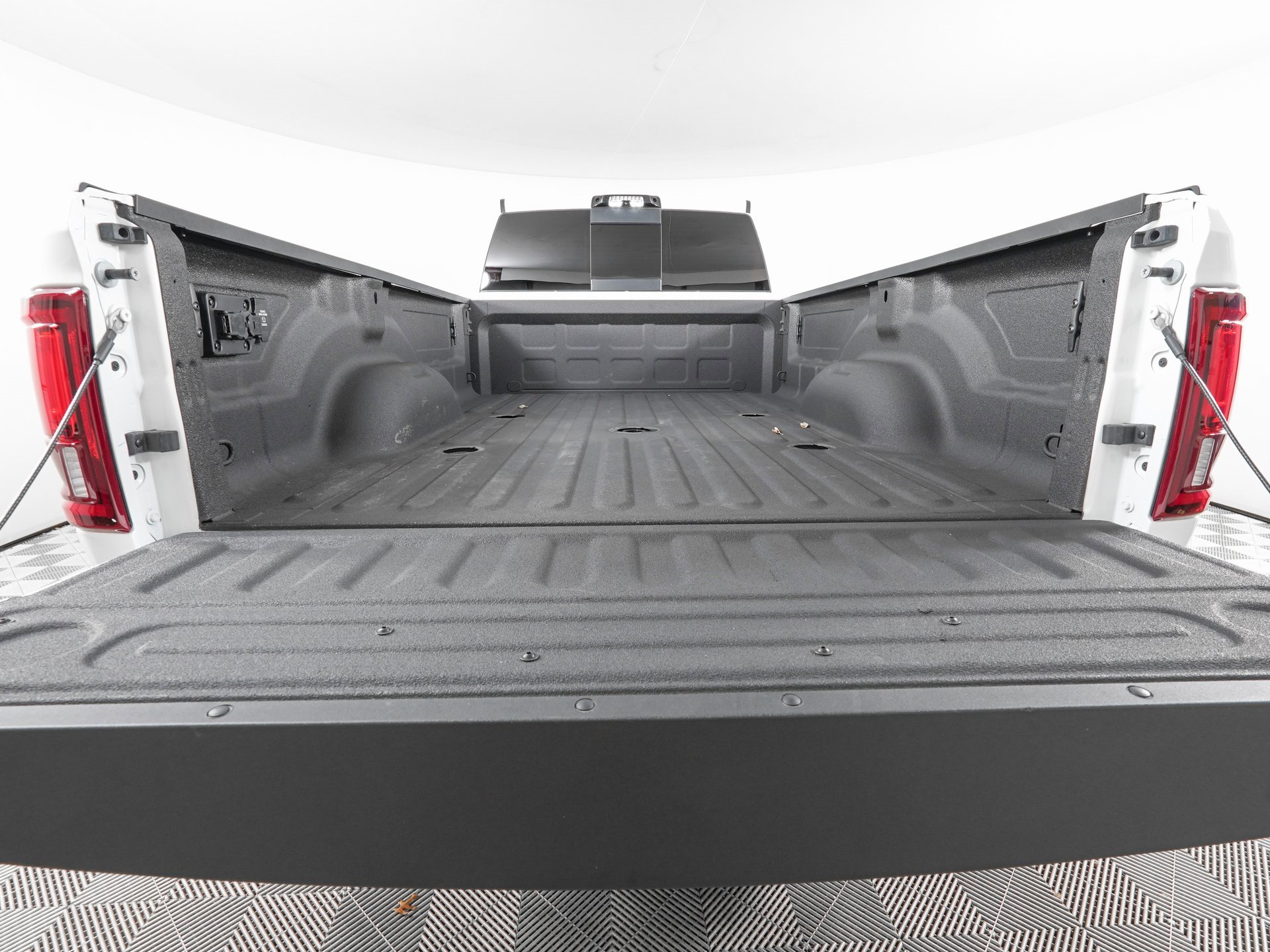 Used 2025 RAM 3500 Laramie w/ Sport Appearance Package image 7