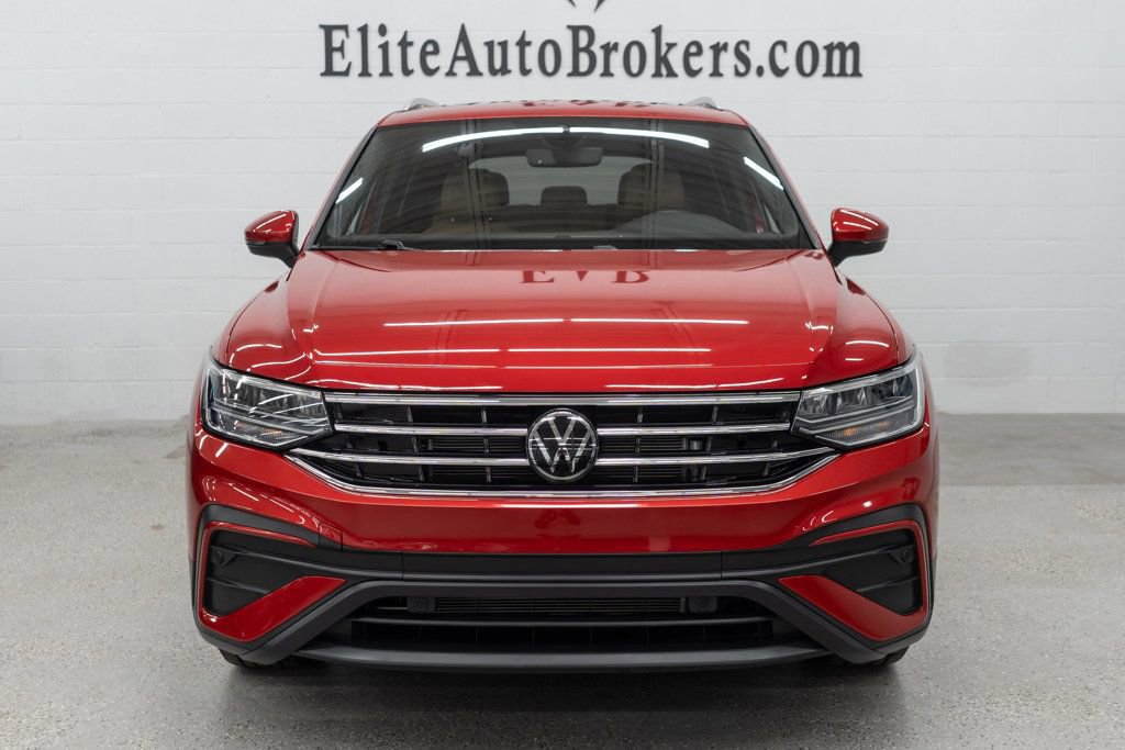 Used 2024 Volkswagen Tiguan SE w/ Panoramic Sunroof Package AWD/4WD image 3