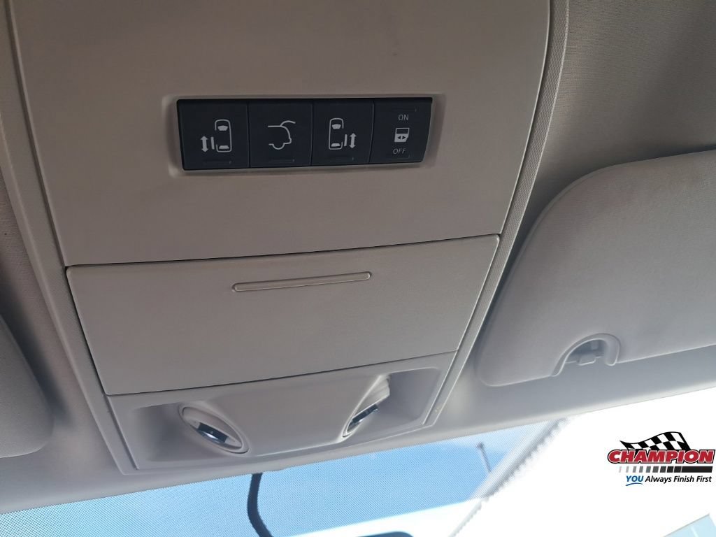 Used 2013 Chrysler Town & Country Touring FWD image 24