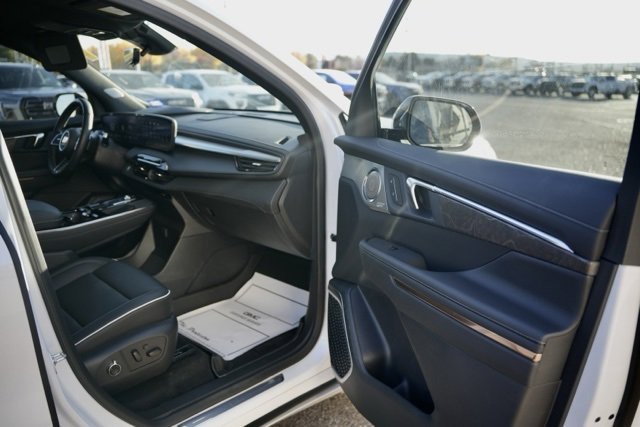 Used 2025 Buick Enclave Avenir w/ Super Cruise Package image 28