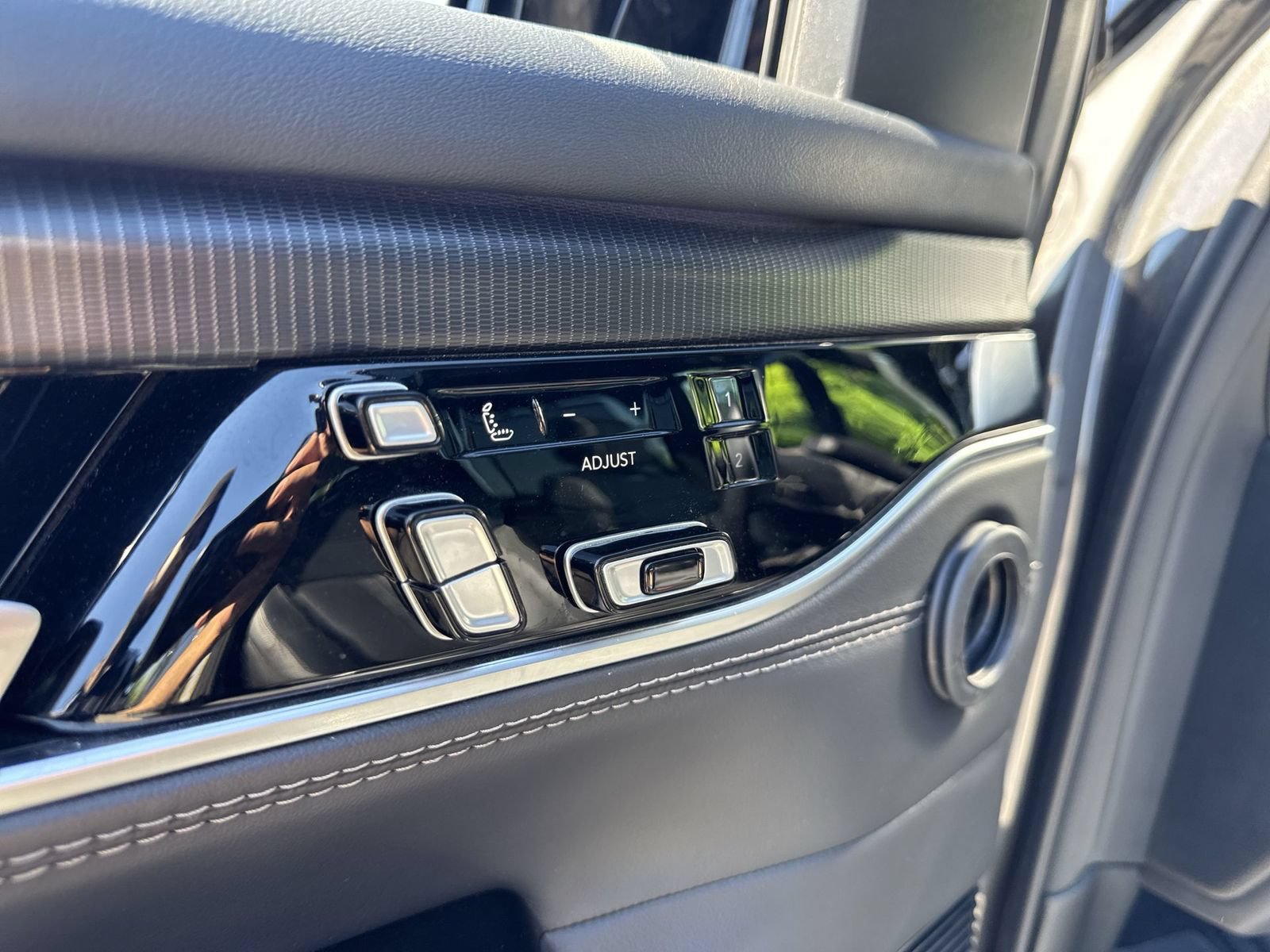 Used 2024 Jeep Grand Wagoneer Series II Obsidian w/ Quick Order Packagew 28T AWD/4WD image 25