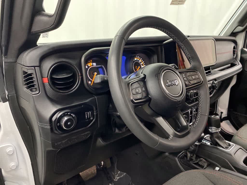 Used 2025 Jeep Wrangler Unlimited Rubicon AWD/4WD image 2