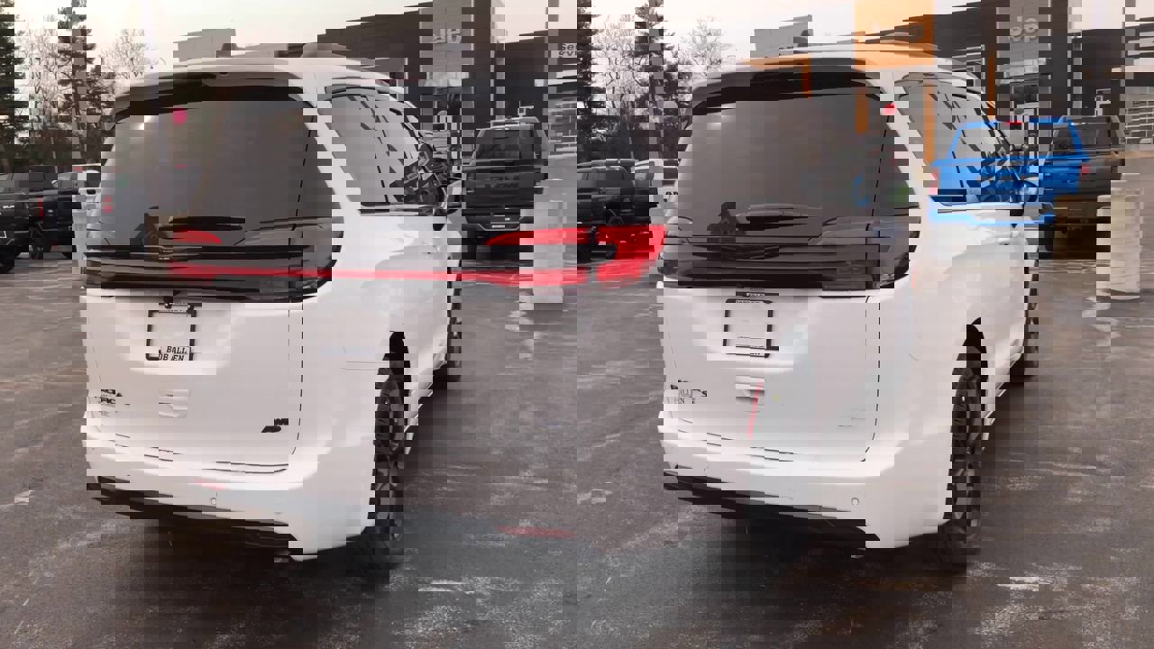New 2026 Chrysler Pacifica Select image 7