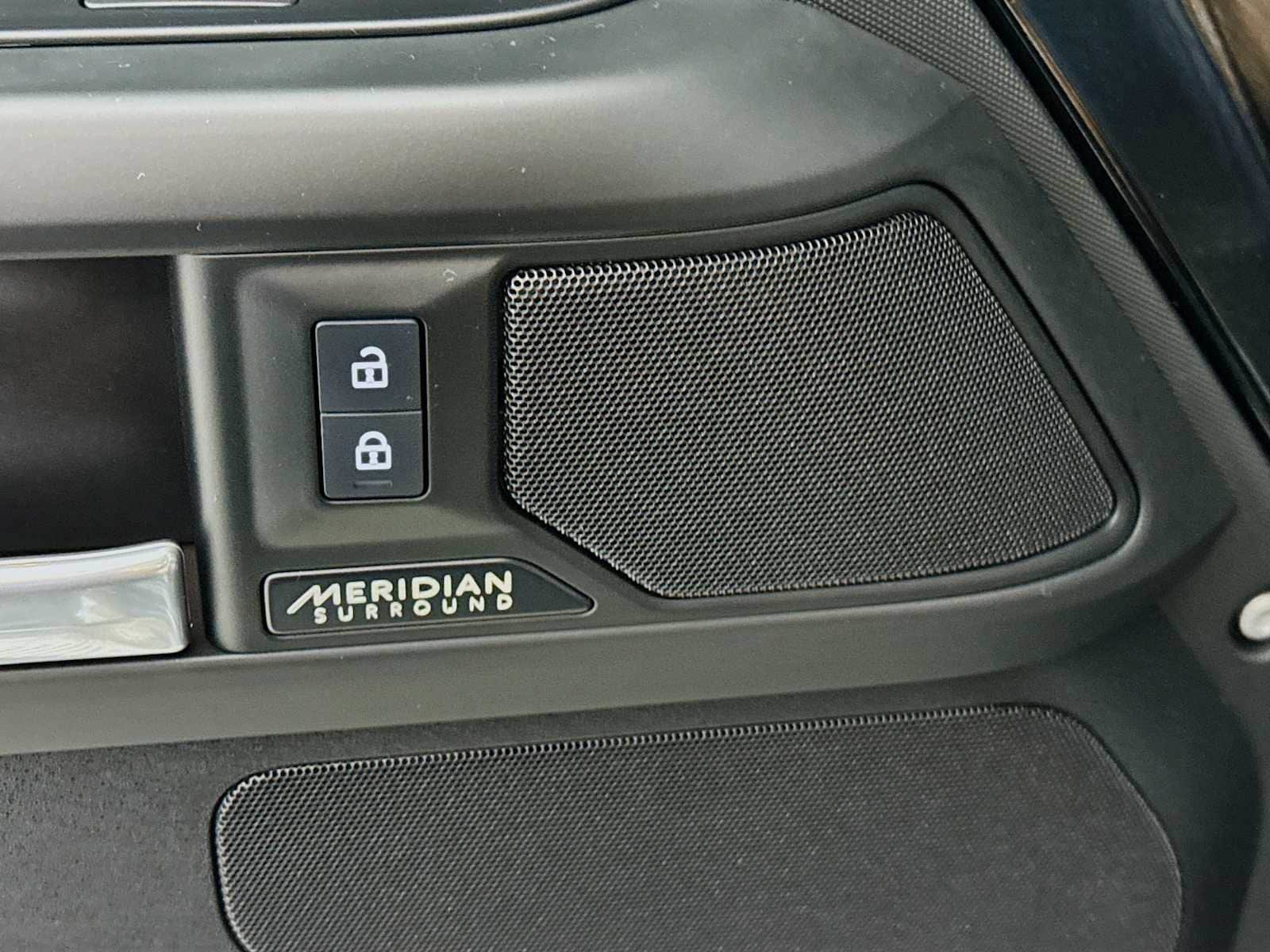 Used 2025 Land Rover Defender 130 X-Dynamic SE image 19