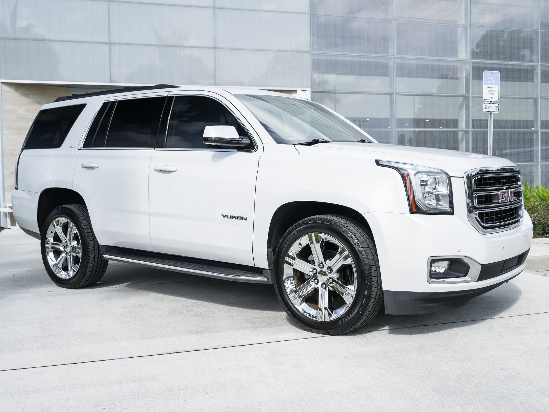 Used 2018 GMC Yukon SLT RWD image 4