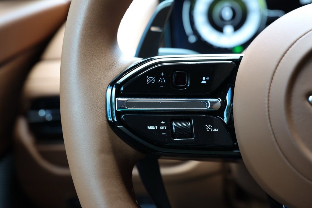 Used 2024 Aston Martin DB12 Convertible image 37