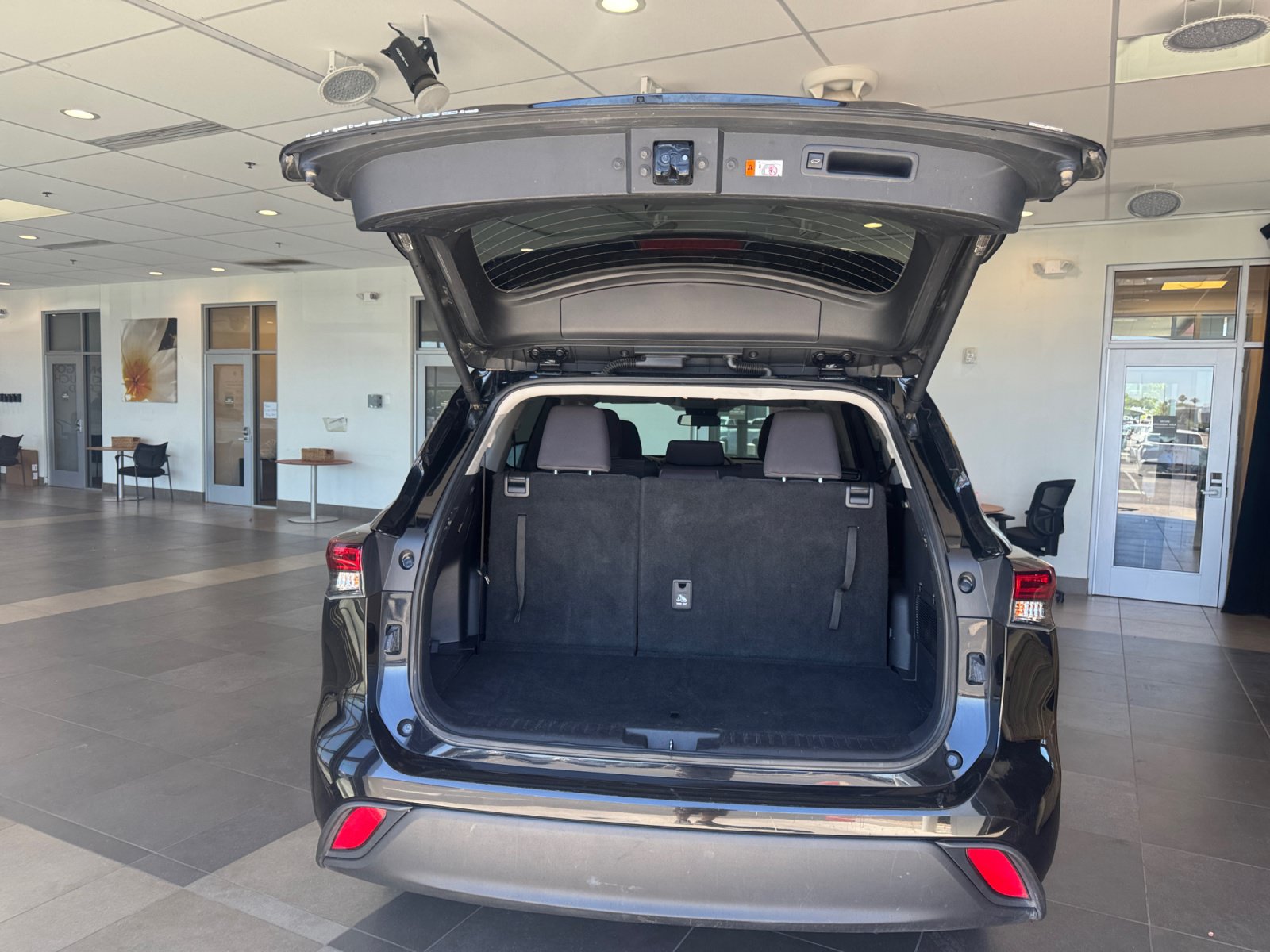 Used 2025 Toyota Highlander LE FWD image 34