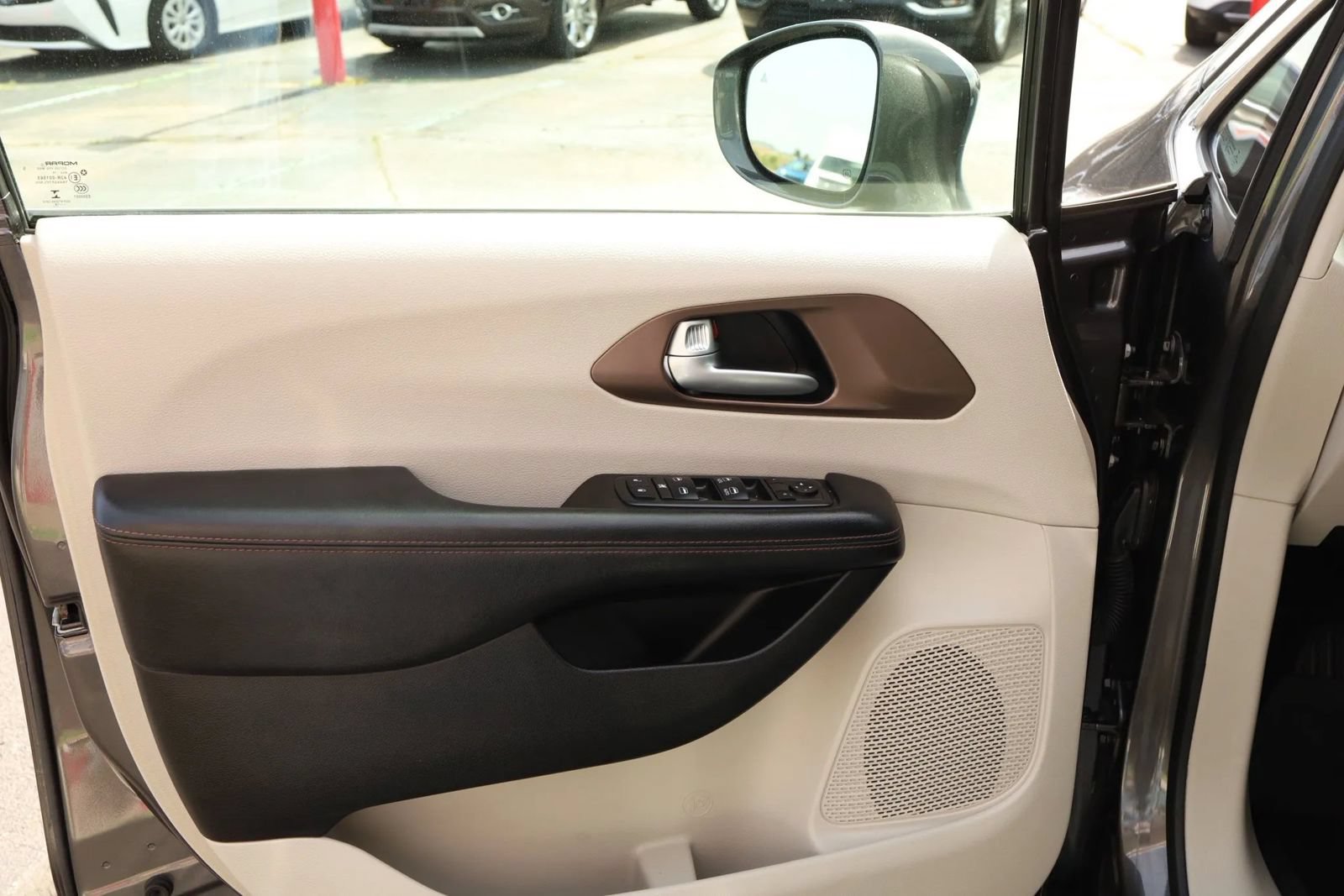 Used 2018 Chrysler Pacifica Touring-L FWD image 9