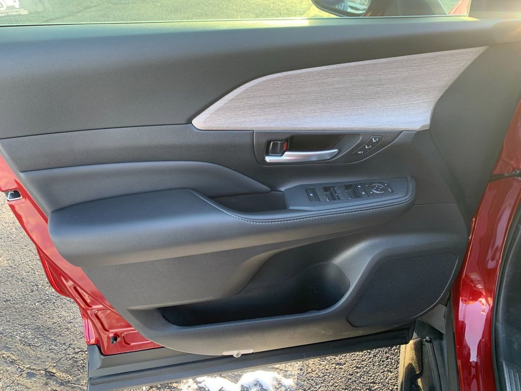 Used 2025 Toyota Grand Highlander AWD image 11