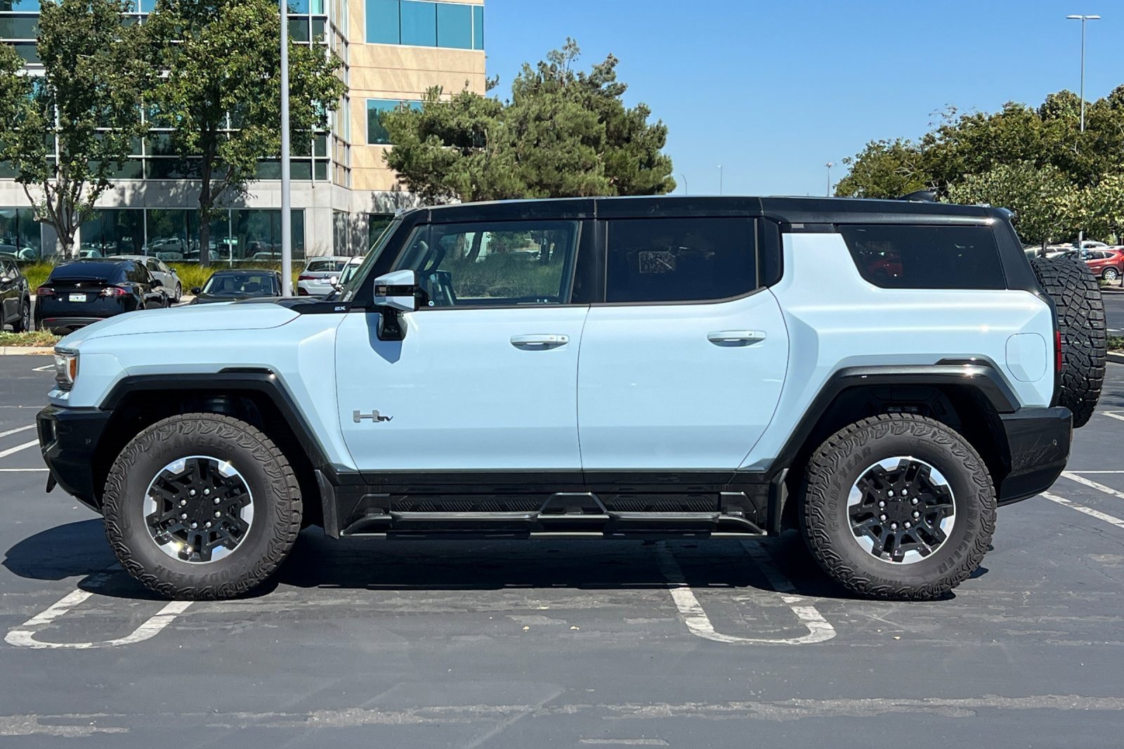 Used 2025 GMC Hummer EV 2X w/ Extreme Off-Road Package image 7