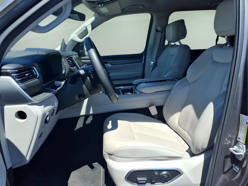 Used 2023 Jeep Wagoneer L Series II AWD/4WD image 4