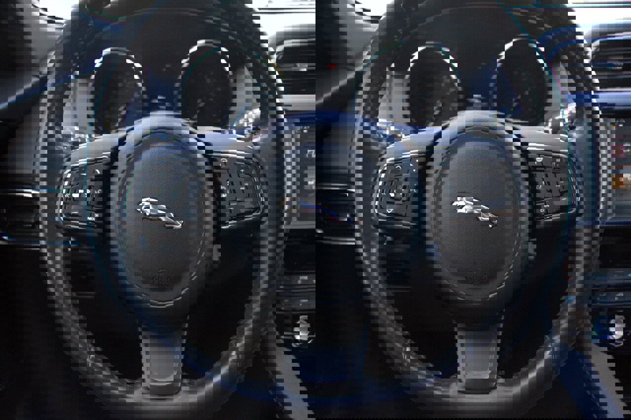 Used 2018 Jaguar F-PACE Premium image 23