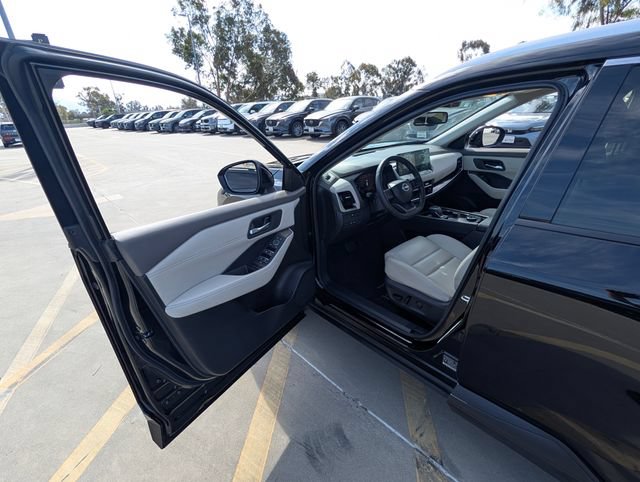 Used 2025 Nissan Rogue SL AWD/4WD image 34