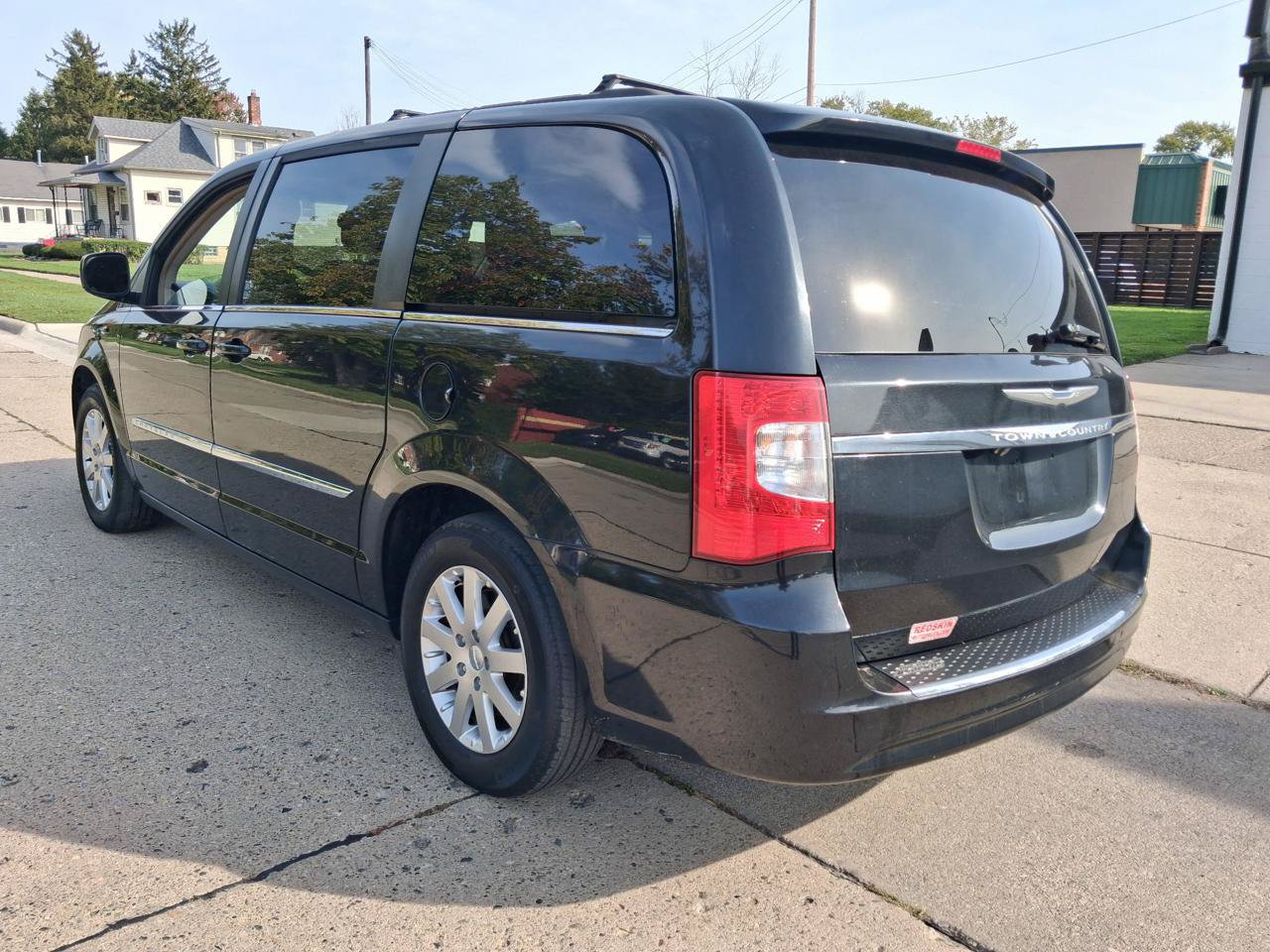Used 2014 Chrysler Town & Country Touring FWD image 9