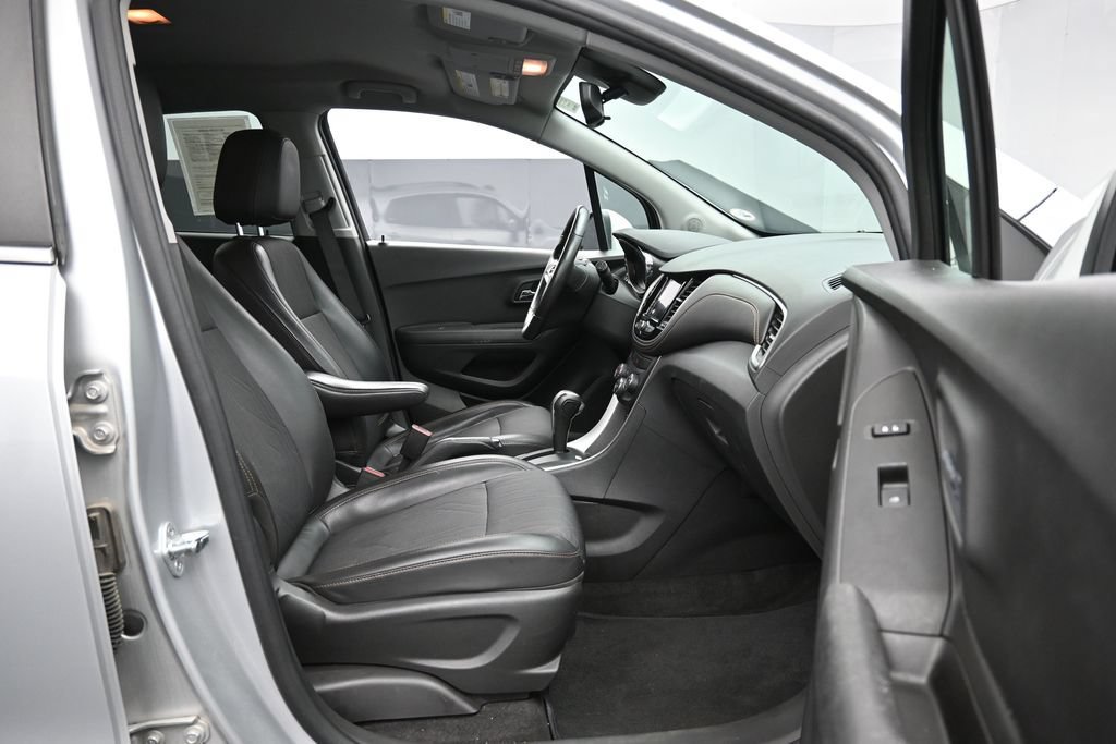 Used 2020 Chevrolet Trax LT w/ LT Convenience Package FWD image 27