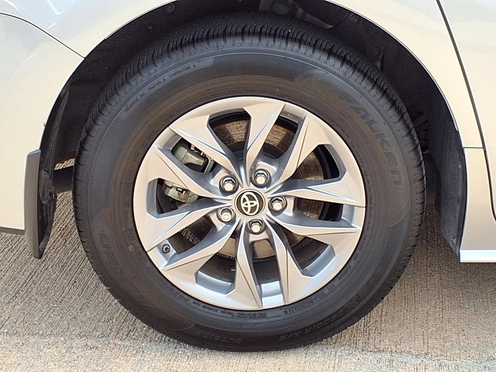 Used 2024 Toyota Sienna XLE FWD image 28