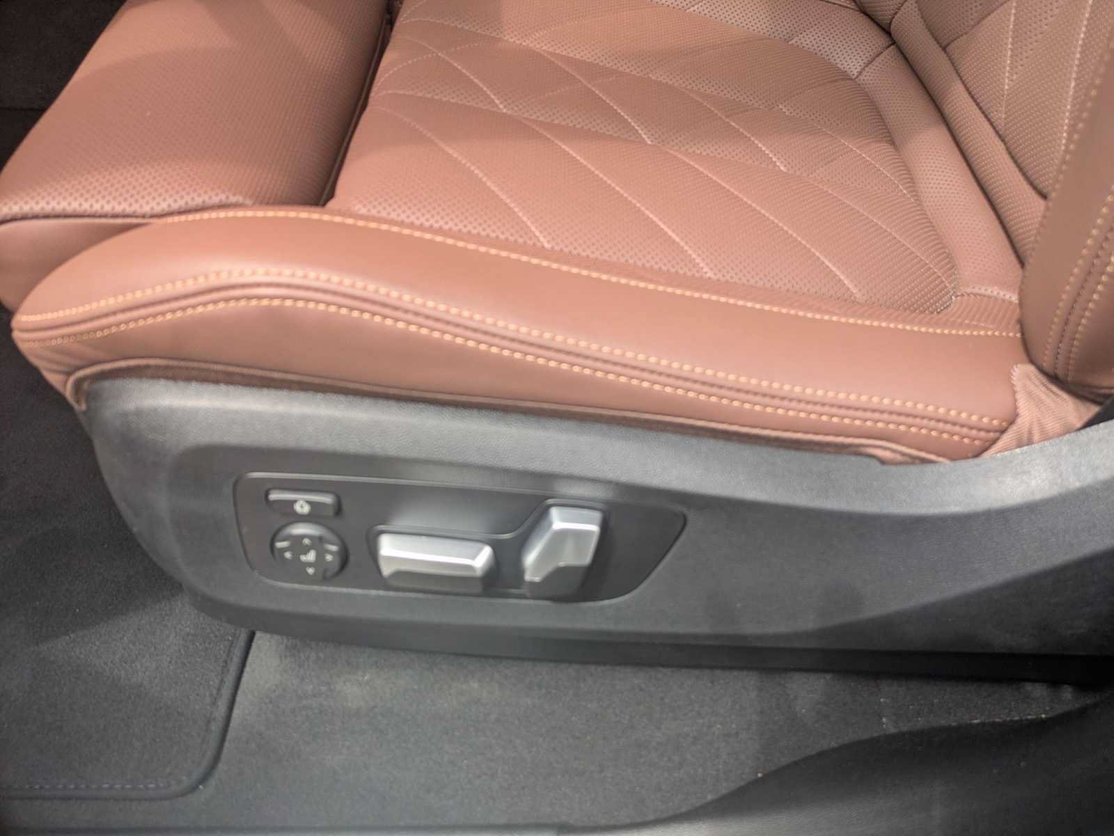 Used 2024 BMW X5 xDrive40i w/ M Sport Package AWD/4WD image 9