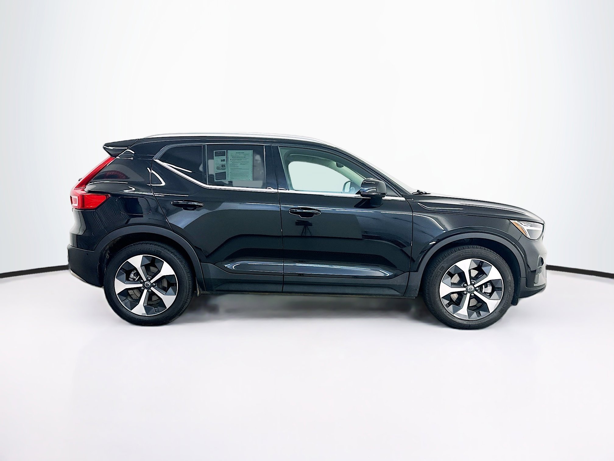 Used 2025 Volvo XC40 B5 Plus AWD/4WD image 10