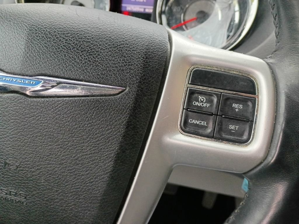 Used 2015 Chrysler Town & Country Touring w/ Driver Convenience Group image 27