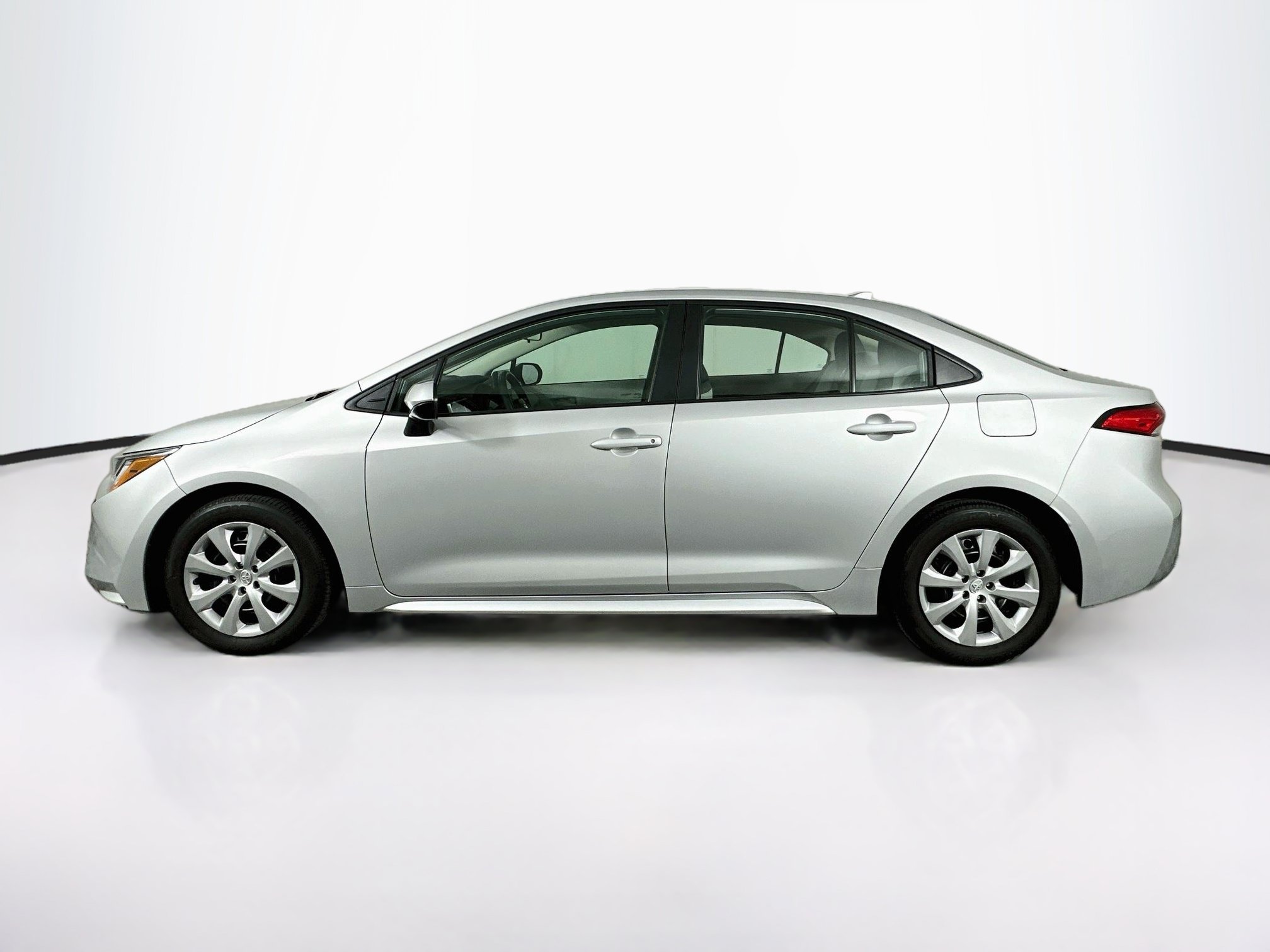 Used 2025 Toyota Corolla LE FWD image 4