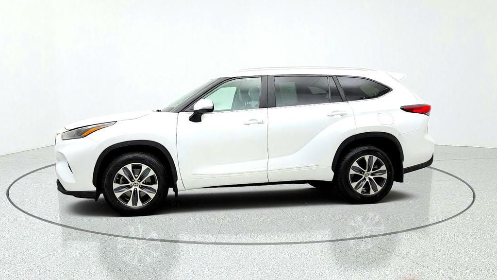 Used 2023 Toyota Highlander XLE AWD/4WD image 8