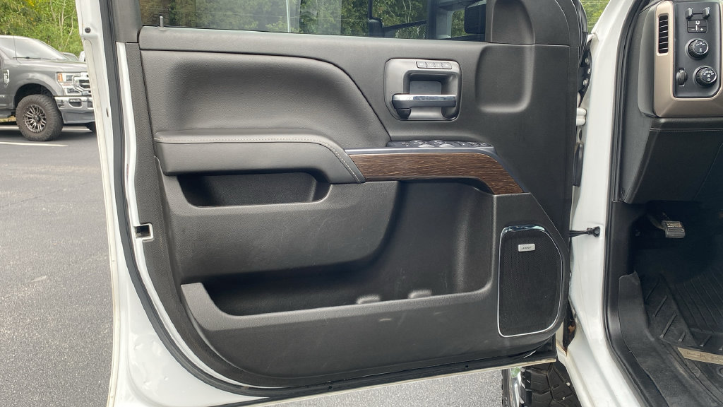 Used 2019 GMC Sierra 2500 Denali w/ Duramax Plus Package AWD/4WD image 17