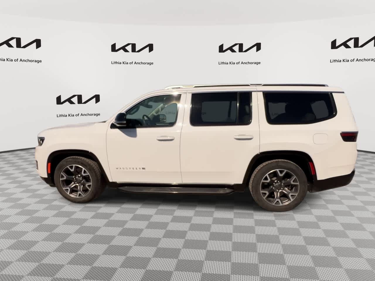 Used 2024 Jeep Wagoneer Series III AWD/4WD image 3